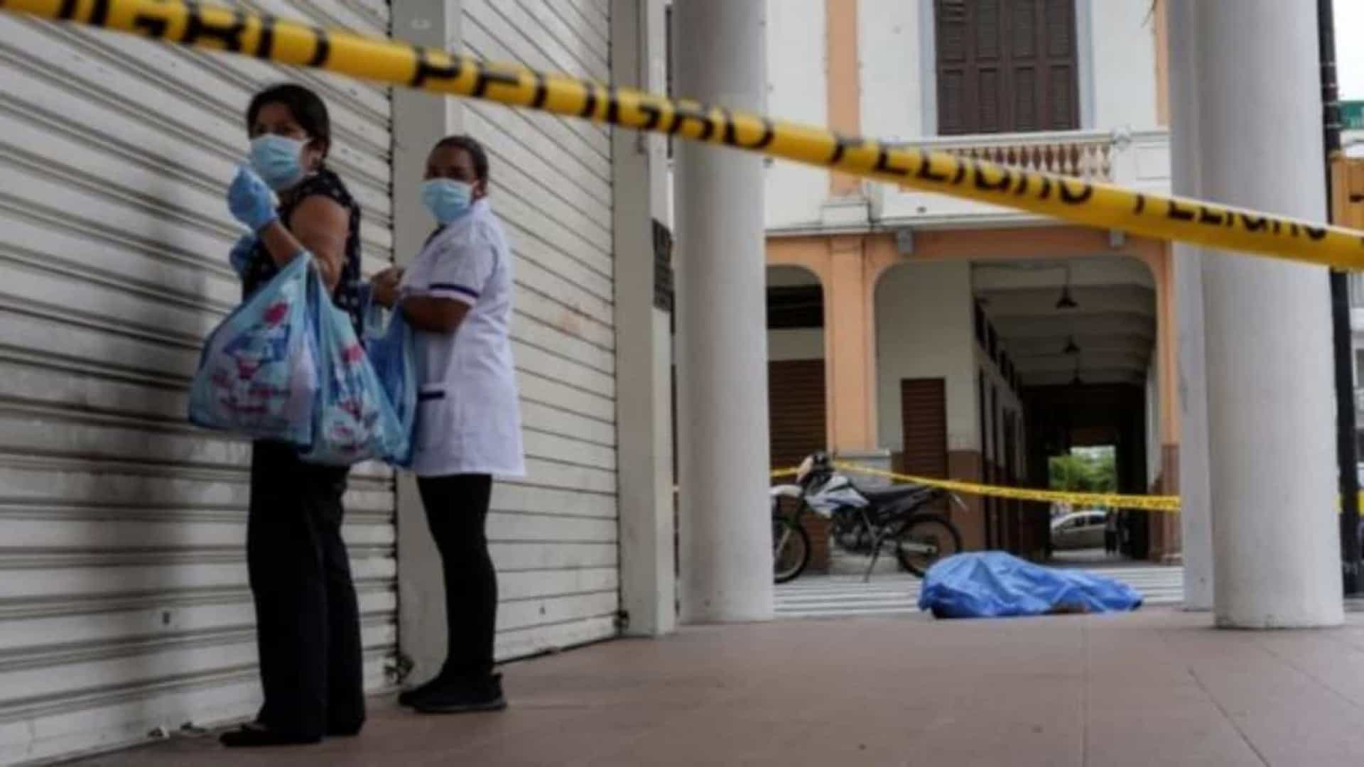 In the city of Guayaquil, many people began to report that they were forced to place the bodies of victims on the streets, since the government is unable to pick up the corpses from their relatives' homes.