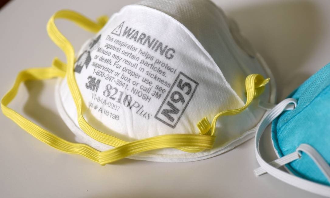 His main complaint is about the lack of goggles and N95 masks, which have an air filter that blocks at least 95 percent of suspended particles and helps protect against airborne diseases, such as Covid-19.