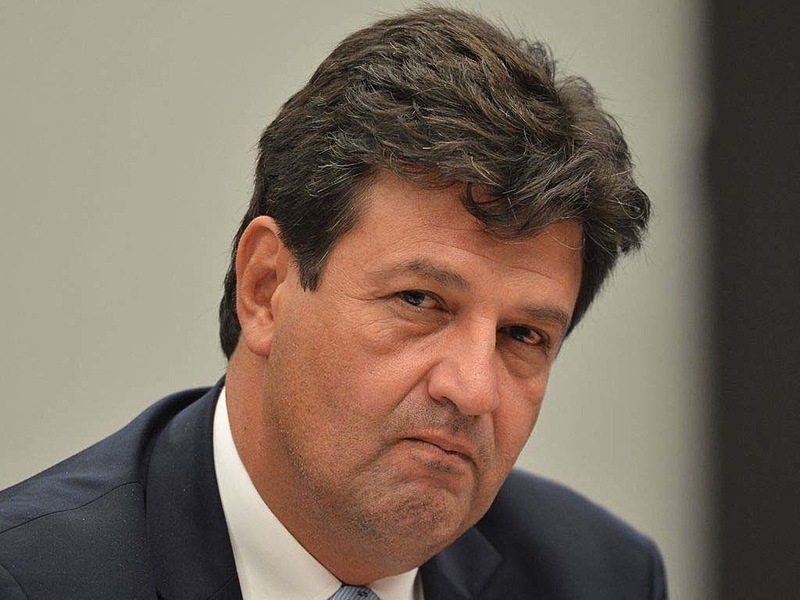 there is a group of scientists and doctors, including Health Minister Luiz Henrique Mandetta, who are calling for caution and are trying to expedite research to reach a safer conclusion regarding the use of these drugs in the pandemic.