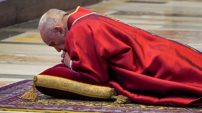 Pope Francis, who is in social isolation at the Vatican, started by saying: "Here at Saint Martha House, meal shifts have been established, otherwise, everyone works from their office or their rooms with the digital tools, no one is idle".