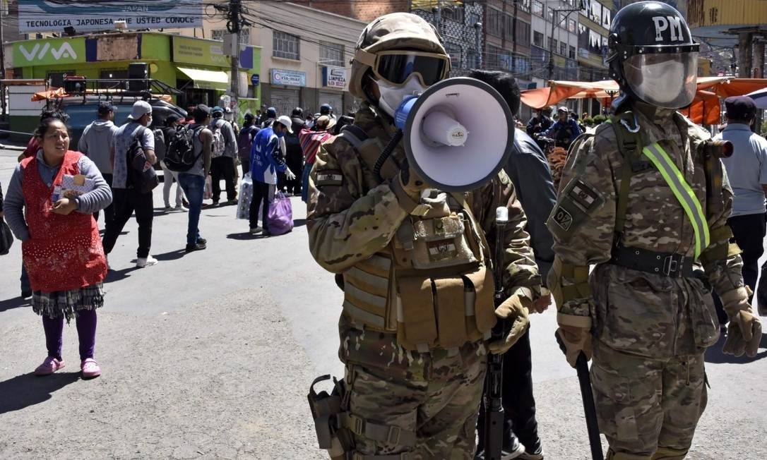 Government officials are justifying the militarization by claiming that citizens are not complying with the measures ordered to contain the spread of the virus.