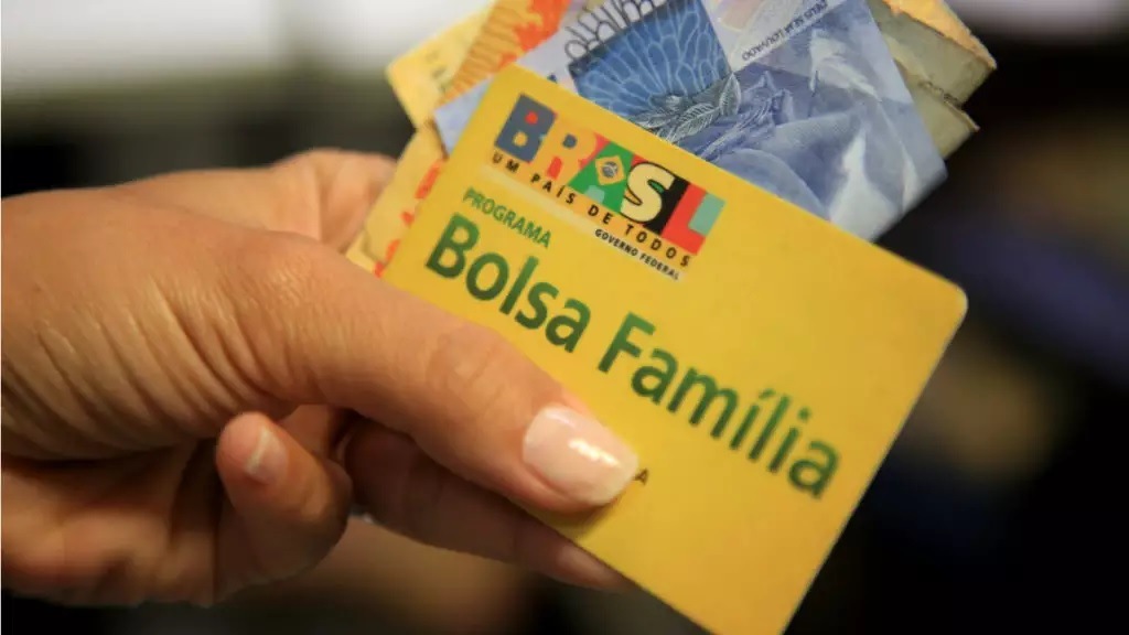One of the measures announced by the government in this regard is the extension of the 'Bolsa Família' (Family Grant).
