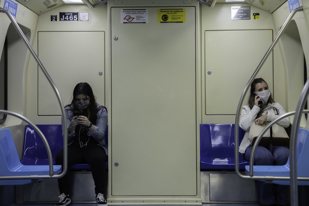 Cities in the metropolitan region, such as Guarulhos, and municipalities in the interior of São Paulo and other states now ban access to public transport without protective equipment.