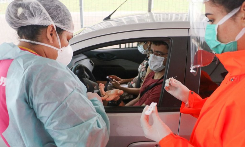 The service is performed on a first-come, first-served basis, inside the person's own vehicle, who is not allowed to leave the car unless otherwise instructed by the health team.