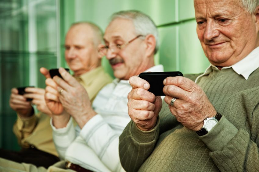 The use of technology as a means of offsetting the lack of physical contact still causes estrangement. "It is common to be asked how their son ended up inside the cell phone," says owner Armando Iaropoli Neto.