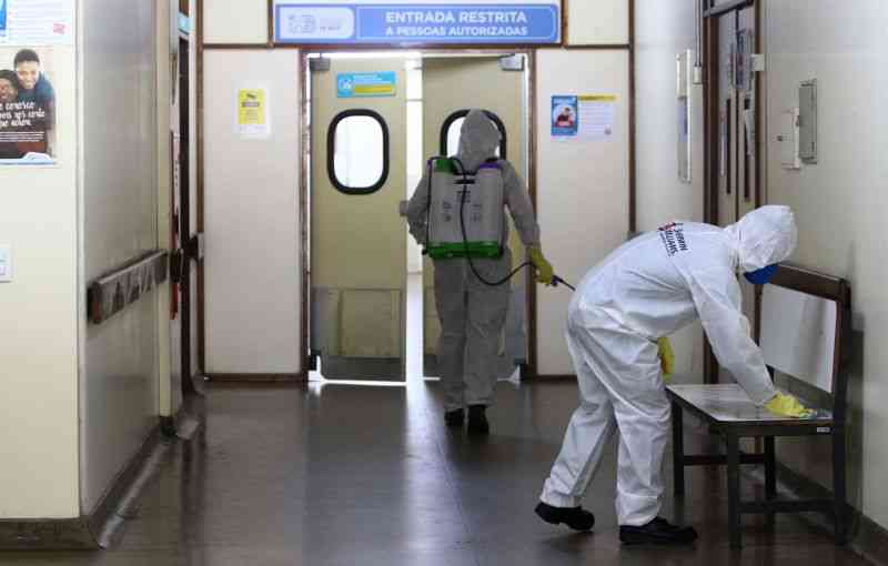 There is a lack of health professionals trained both in the clinical management of critically ill patients and in the trained professionals who work in health posts to guide mild cases of influenza syndrome.