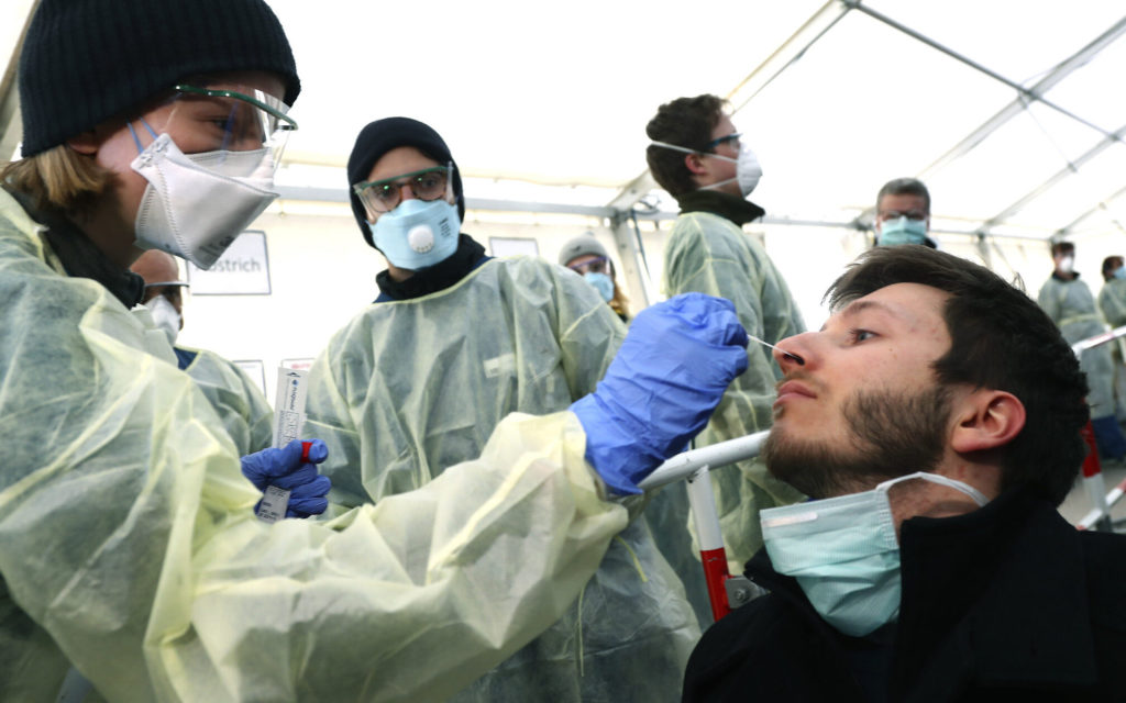 According to the press last week, the plan now is to reach 4.5 million tests per week. Merkel reiterated the goal on Thursday before the Bundestag: "The experts tell us: tests, tests, tests".