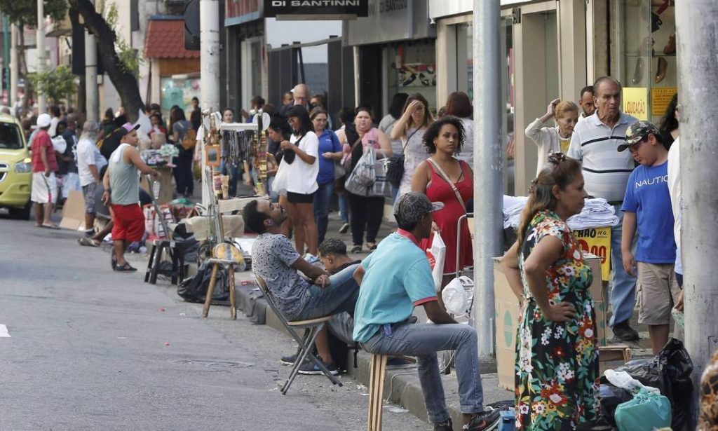 This Bolsonaro government initiative, also directed at the self-employed, could benefit more than 50 million Brazilians - a quarter of the population who lost their income as a result of social isolation measures to prevent the spread of Covid-19 in the country.
