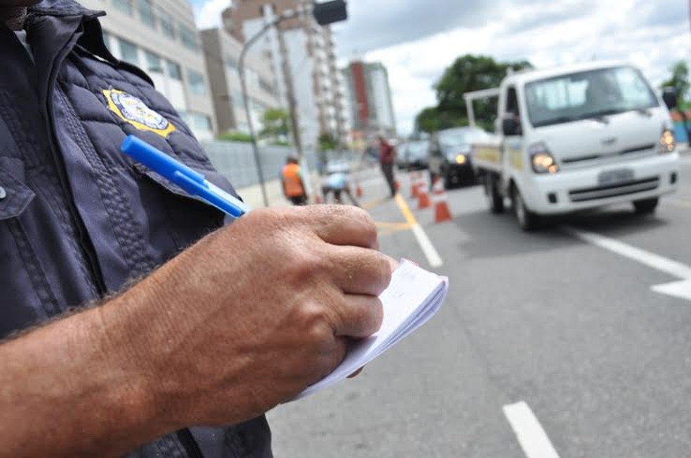 The Traffic Department of Rio de Janeiro, (DETRAN), announced on Wednesday, April 15th, that drivers will be able to parcel out traffic fines on their credit cards, in up to 12 installments.