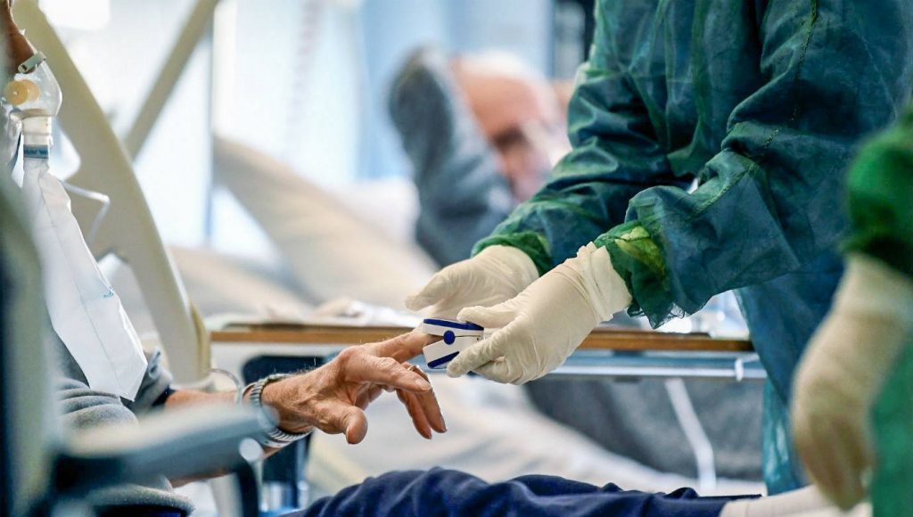 The National Health Council recommends that the Ministry of Health and the state and municipal health secretariats coordinate "the allocation of existing assistance resources, including hospital beds owned by private institutions.