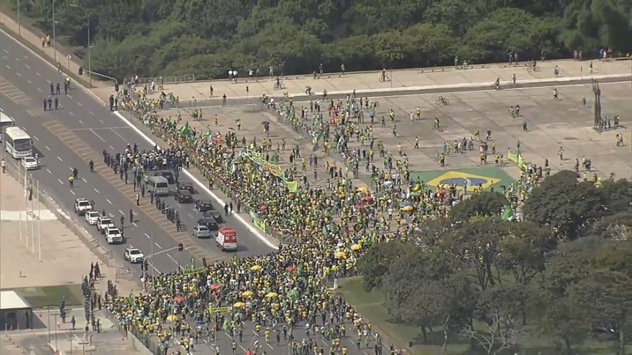 Bolsonaro Challenges STF Ruling, Overflies Pro-Government Rally, Doffs Mask to Join Crowd