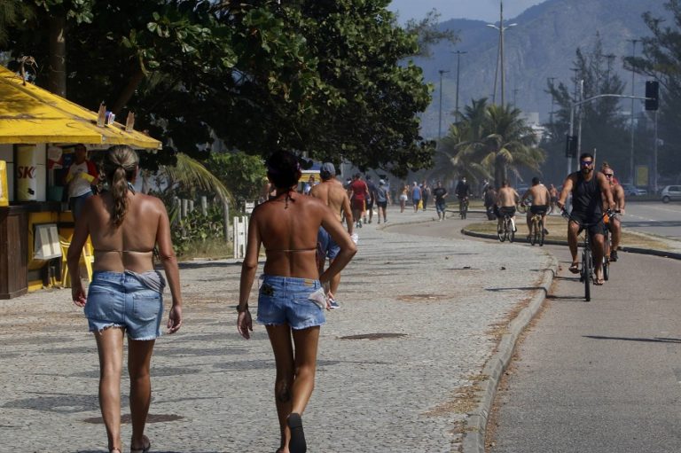 Rio Residents Disregard Isolation, Head to the Beach Over Holiday