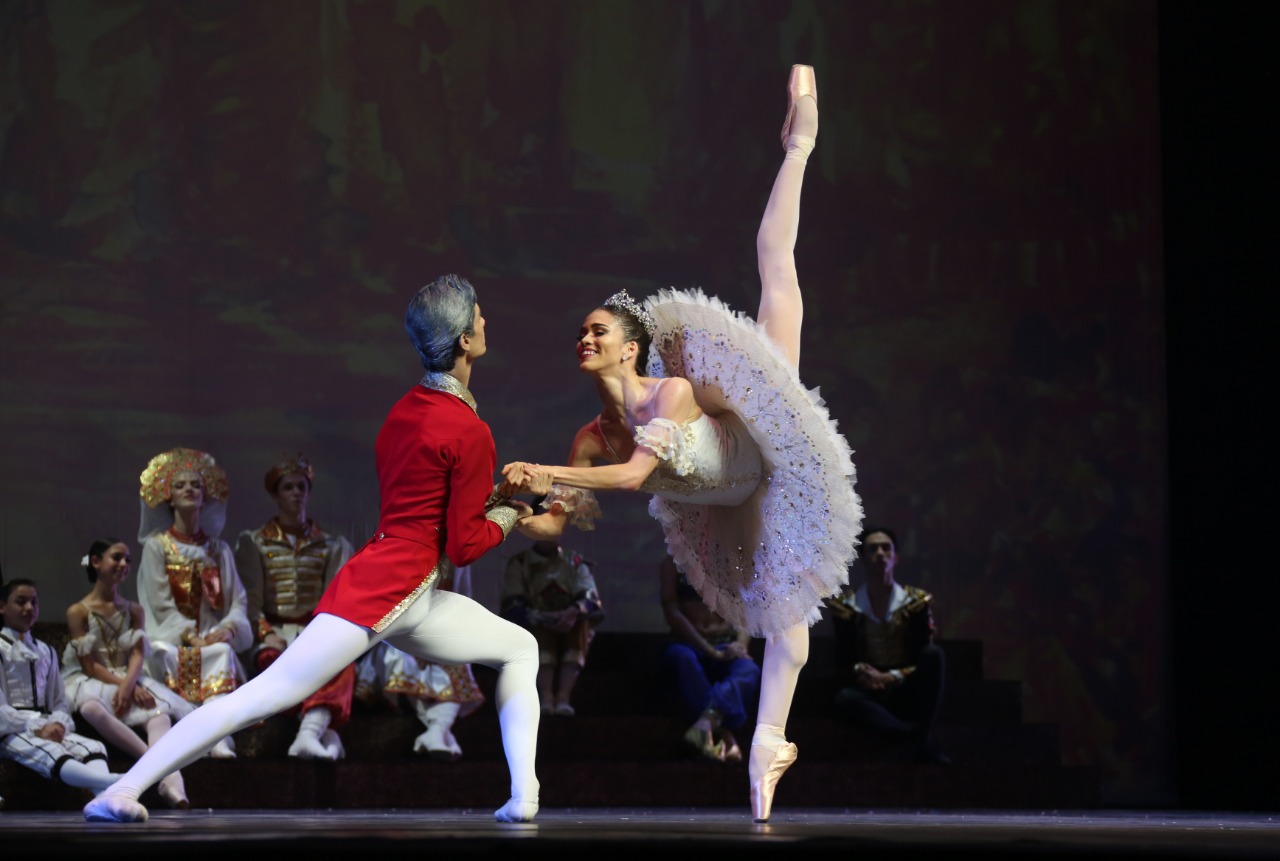 One of the most disputed ballet schools in the world, the Bolshoi, with its only branch outside Russia in Brazil, has introduced online classes. Every year, thousands of candidates try to join the school. Now, the whole world can follow the classes, which were openedon Instagram.