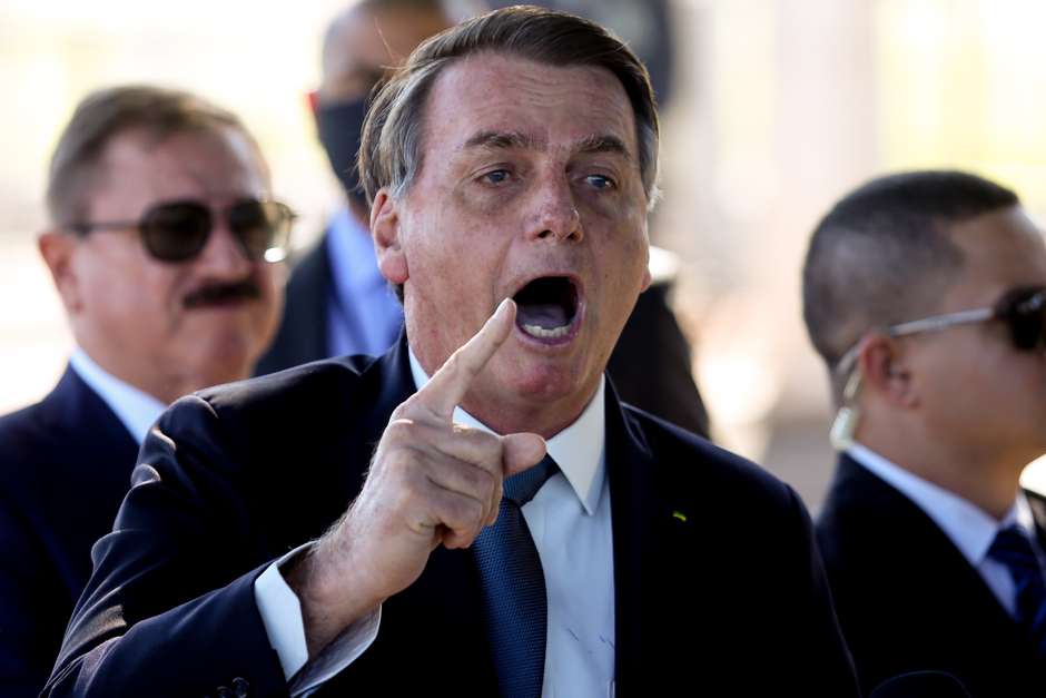 President Jair Bolsonaro once again criticized the social isolation measures and said, during a weekly live broadcast, that he believed that "freedom is more important than life."