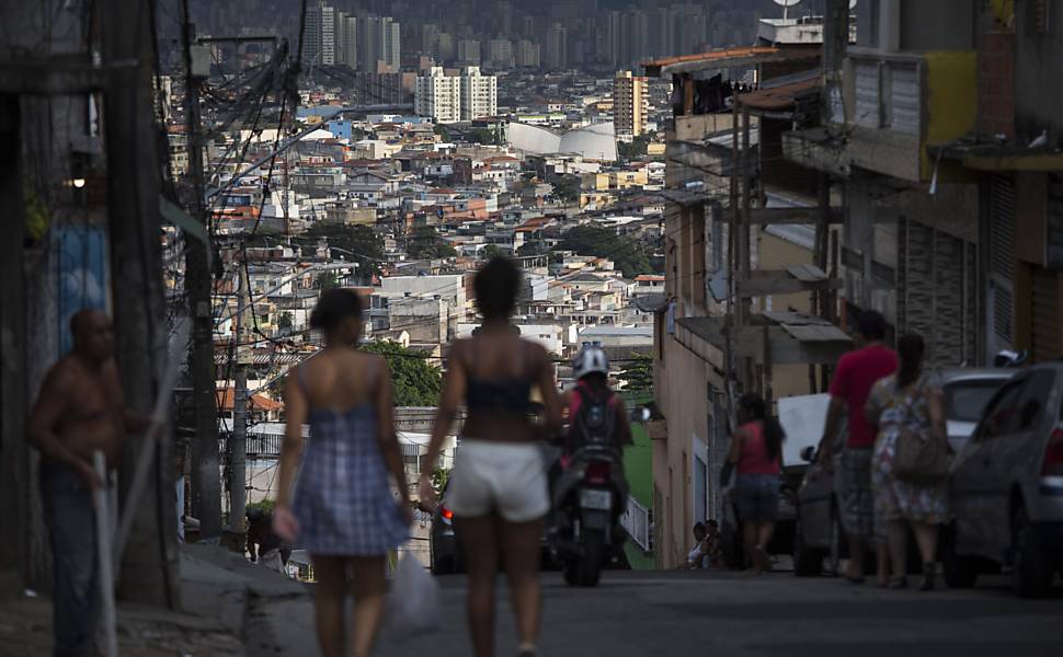 The awareness of people like Maria de Fátima and her family is recent, from a few weeks ago, as the number of cases and deaths has increased throughout the neighborhood, according to several reports.