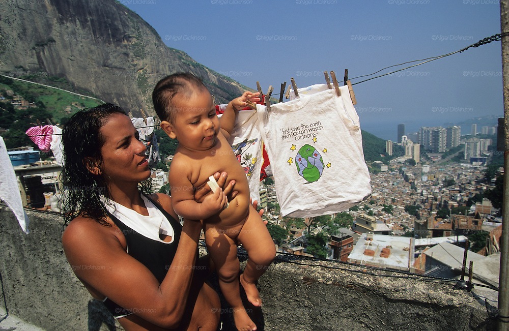 A real task force between artists and companies is being set up to help mothers living in favelas. Designed by 'Central Única de Favelas' (Unified Favela Center - CUFA), an organization that operates in over 400 communities, the project 'Mães da Favela' (Mothers of the Favela) offers a grant of R$120 to women in communities for two months.