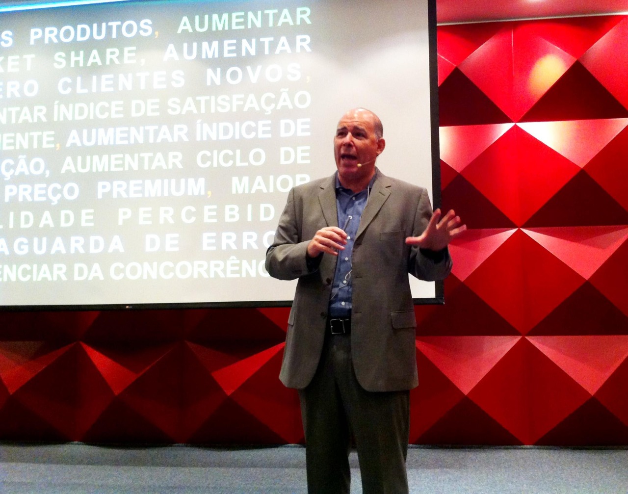 Economist Roberto Kanter says that the priority is to keep jobs (Photo reproduction internet)