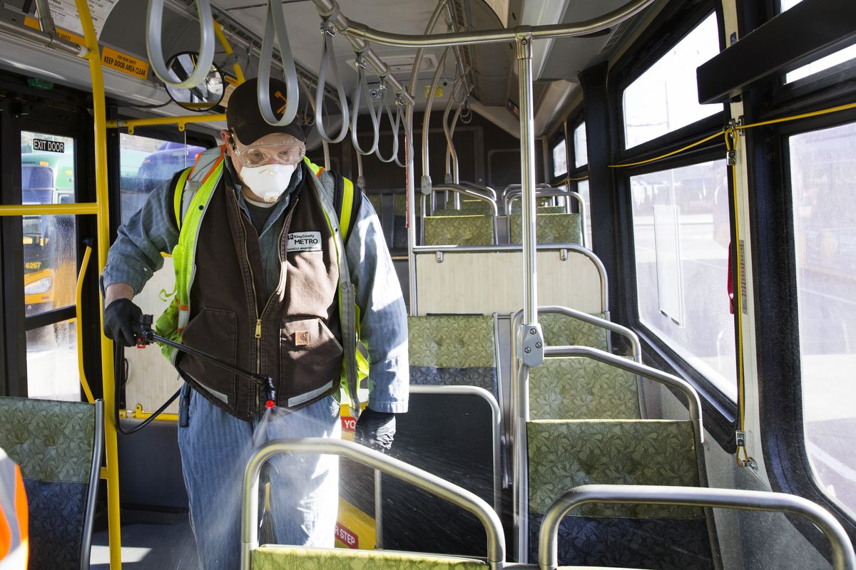 The use of masks inside intermunicipal transport vehicles will be mandatory as of today, May 8th, in the whole state of Rio de Janeiro.