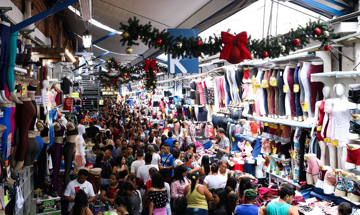 Movimento do comércio popular no Brás no mês do Natal.
