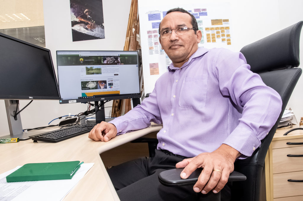 Ricardo Lopes Dias worked for the "Mission New Tribal Groups of Brazil" (Missão Novas Tribos do Brasil, MNTB, today Ethnos 360) between 1997 and 2007 as a missionary in the Amazon region.