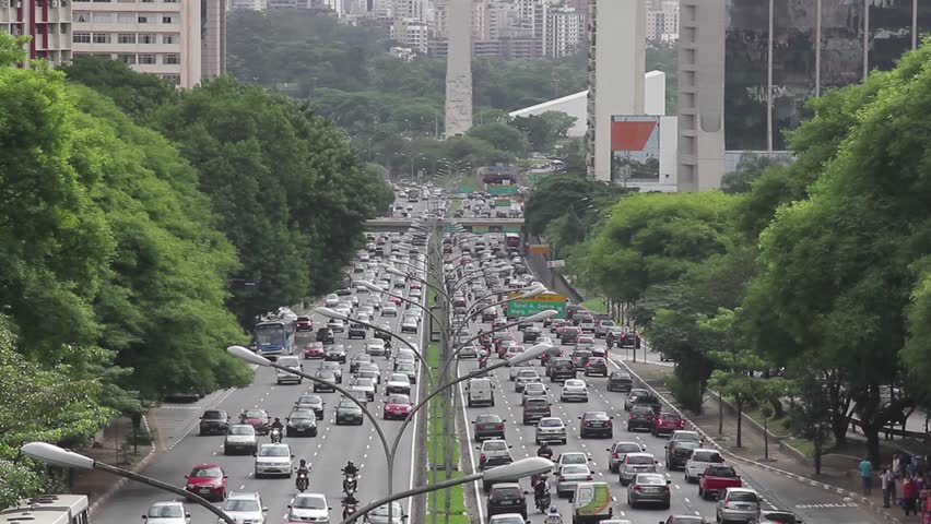 São Paulo City Hall will have traffic blocks on avenues in the capital from next Monday, May 4th. Restrictions on the flow of vehicles are intended to help increase the rate of social isolation in the city, which is currently below 50 percent, according to the city hall.