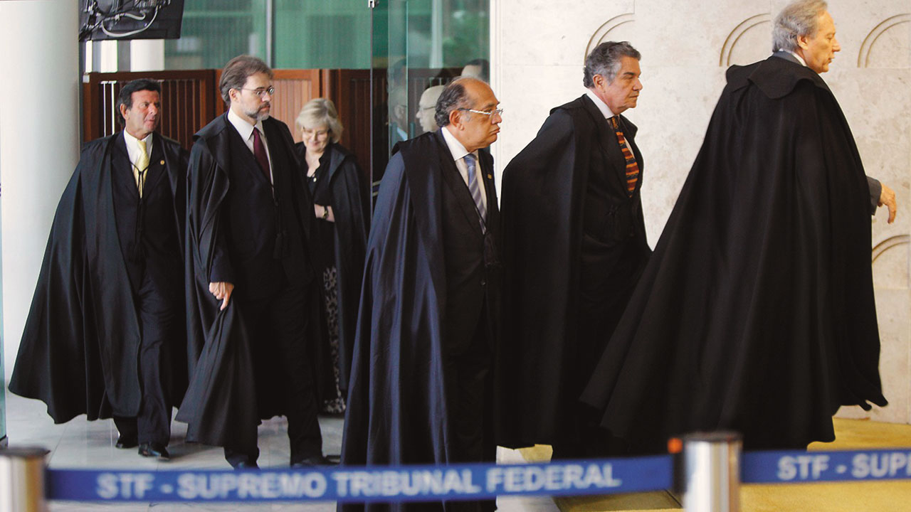Supreme Court Justices. (Photo internet reproduction)