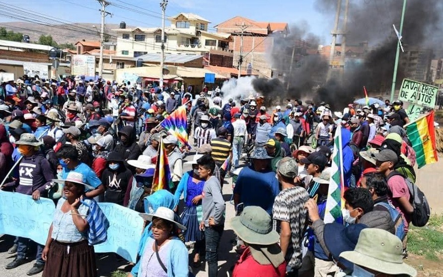 The protesters are demanding the lifting of the curfew, the holding of presidential elections, and the resignation of the self-proclaimed interim president Jeanine Áñez and her Minister of the Interior Arturo Murillo.