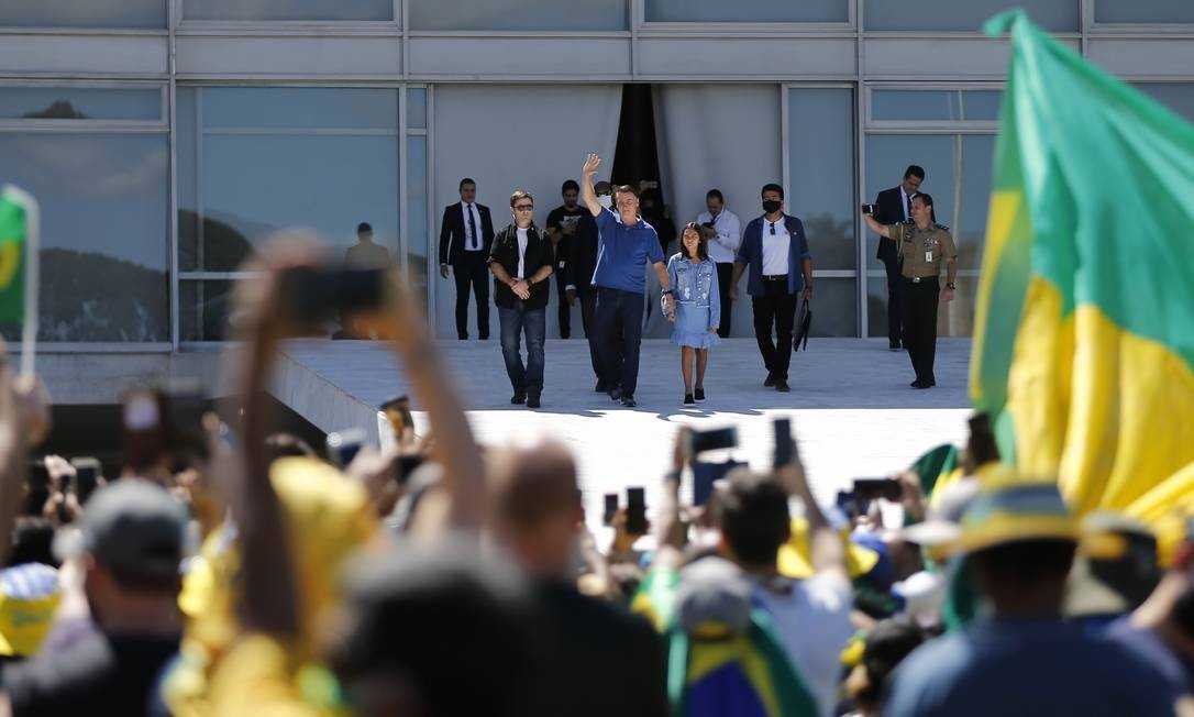 President Jair Bolsonaro took part in a demonstration in favor of his government on Sunday, May 3rd, with slogans against the STF and Chamber of Deputies President Rodrigo Maia.