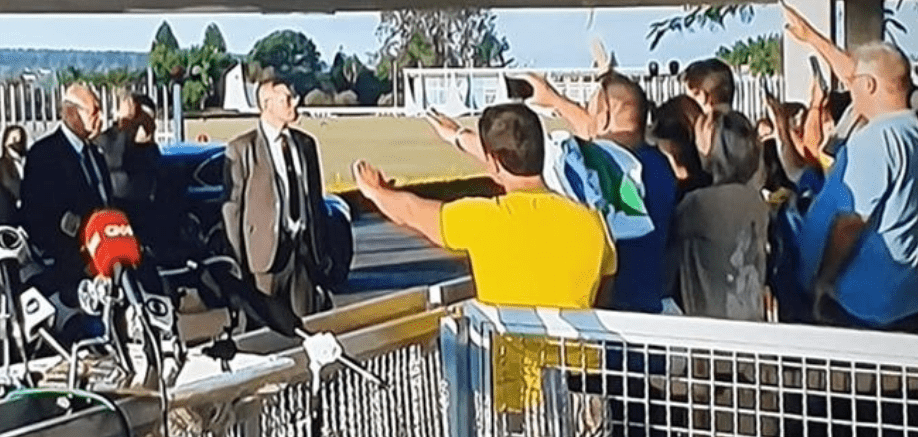 Last Friday, May 8th, the President's supporters extended their right hand in a greeting to the reserve captain during Bolsonaro's appearance in his "enclosure" at the Alvorada Palace.