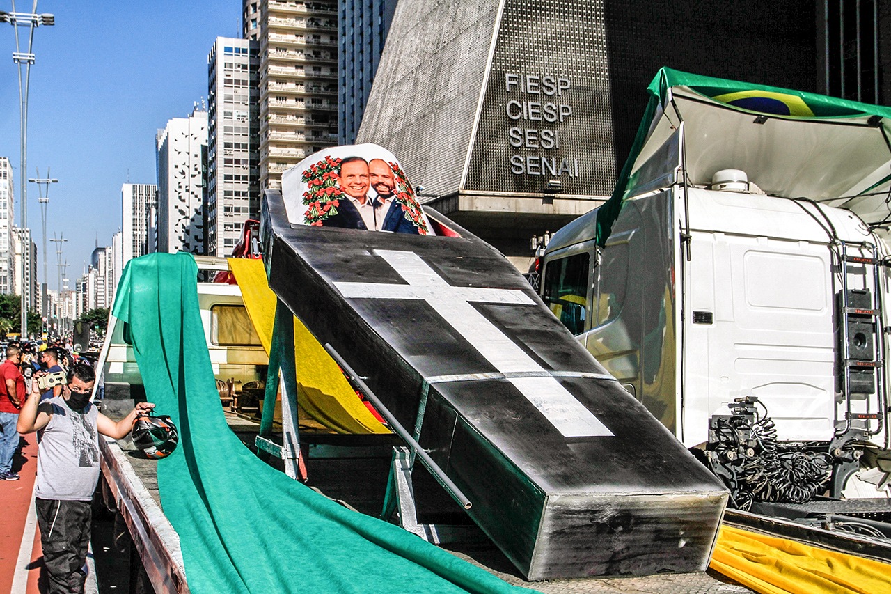 Caminhoneiros protestam contra o rodízio ampliado e por isolamento vertical em São Paulo