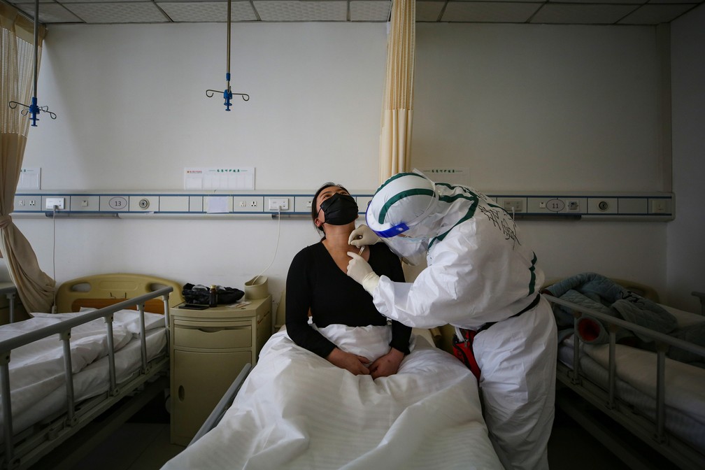 The patients' clinical symptoms are slightly different from those in Wuhan: there is not as much fever, but a sharply sore throat and general discomfort.
