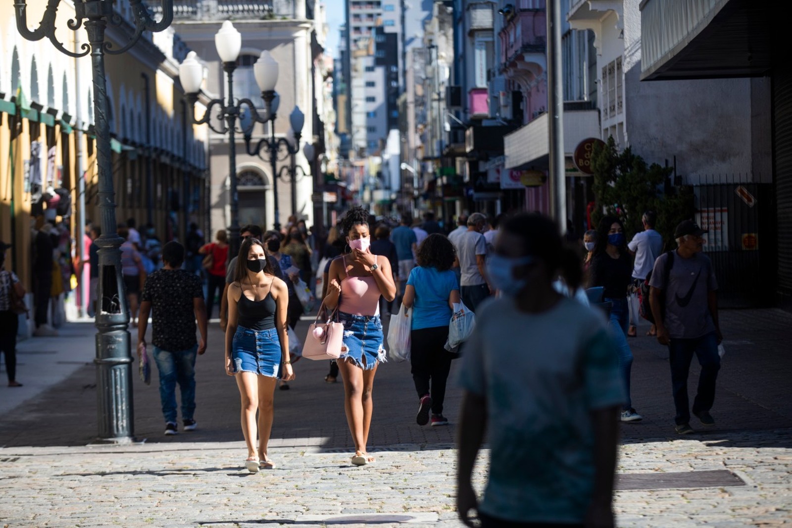 The streets in the city center of Santa Catarina State capital, Florianópolis, are full again.