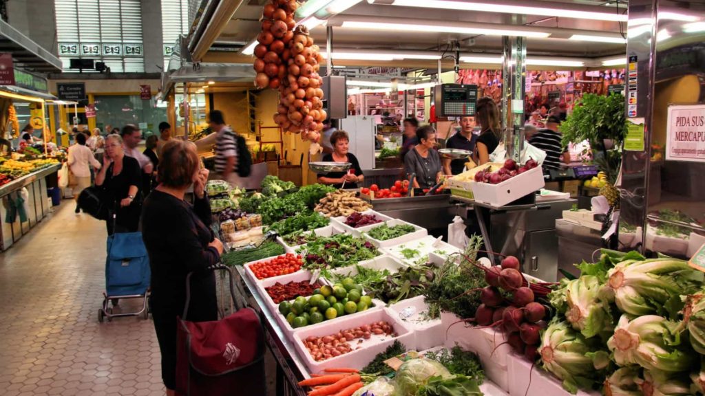 Only the smaller food markets were allowed to continue operating, with the mandatory wearing of gloves and masks, in addition to a limited number of consumers inside stores.