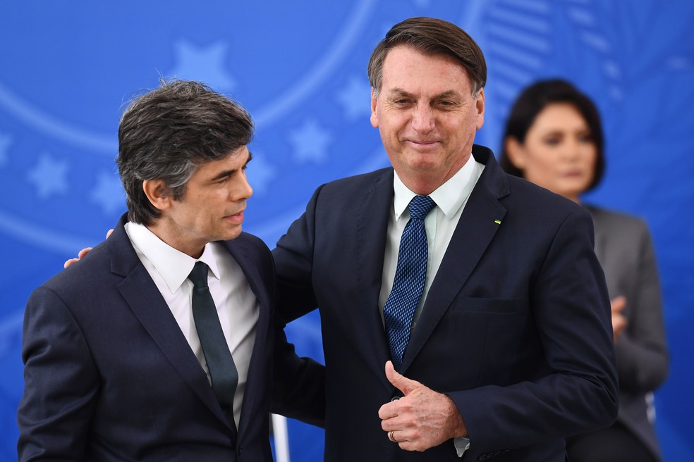 Brazilian Health Minister Nelson Teich (left) and Brazilian President Jair Bolsonaro (right).