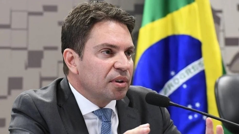 The pressure from the President to replace Valeixo increased. Alexandre Ramagem's name came up as the President's preference.