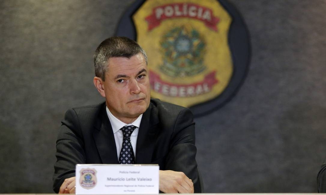 During a meeting with Moro, Bolsonaro said that Maurício Valeixo would be dismissed "on request or by official letter".