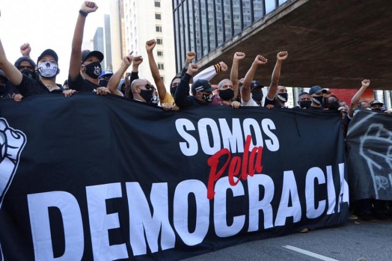 Flamengo Anti-Fascists Overshadow Bolsonarist Rally in Copacabana