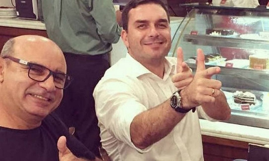Fabrício Queiroz (left) and Flávio Bolsonaro (right).