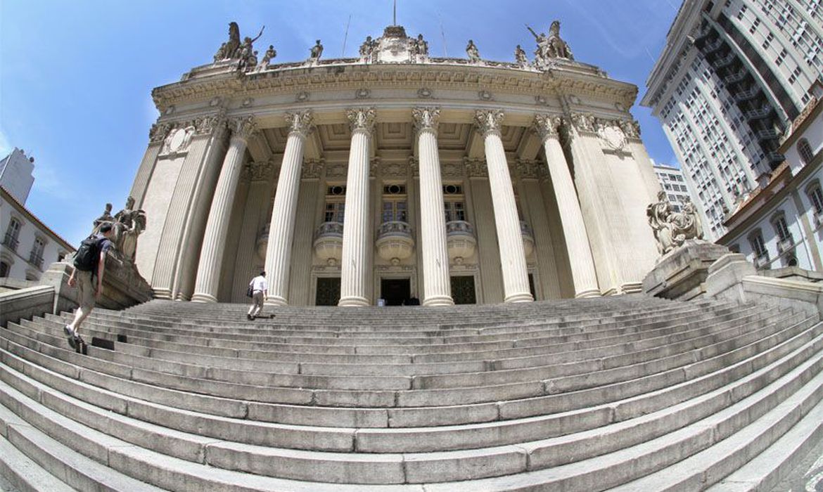 The Legislative Assembly of the State of Rio de Janeiro (ALERJ) passed in a single debate bill 2.261/20, which authorizes the State Government to interfere in the private health network in the event of a refusal to treat patients with severe cases of coronavirus through fair compensation to be agreed by contract.