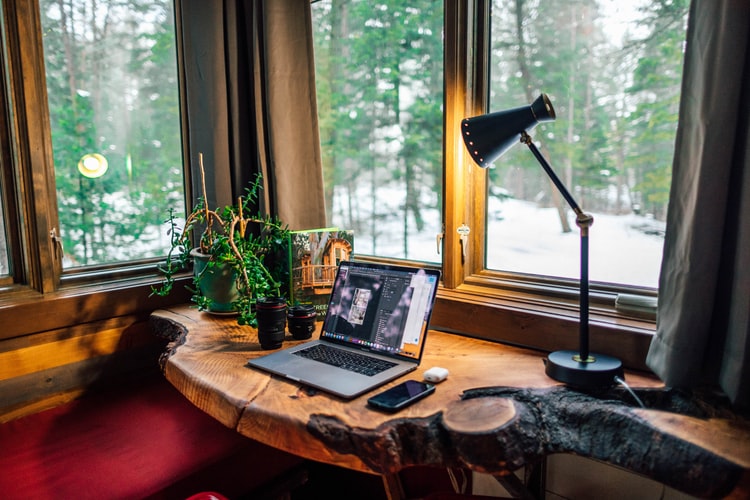 Amid quarantine and widespread adoption of home office, 62 percent of professionals are more anxious and stressed about their work than before. The data is from a LinkedIn survey of 2,000 professionals conducted in April.