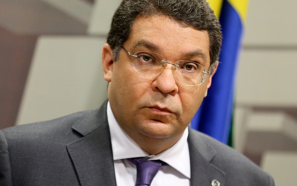 According to the Secretary, with the measures to tackle the economic impact of the pandemic and the increase in health spending, this year's primary deficit should reach R$708.7 billion, representing 9.9 percent of GDP.