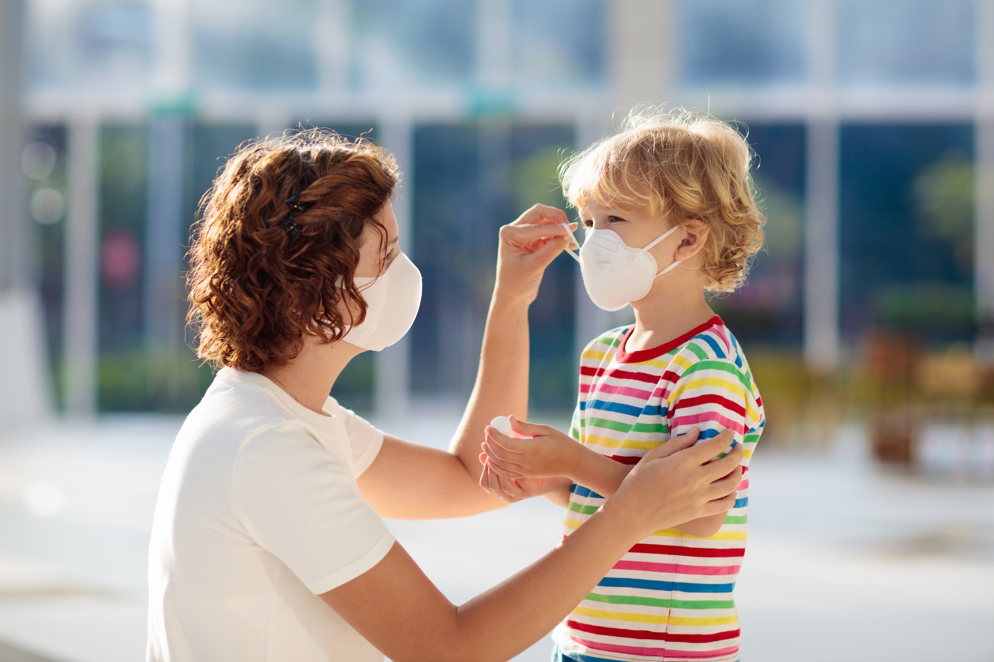 A German and Danish study found that the compulsory use of masks on public transport and commercial spaces reduces the spread of the SARS-CoV-2 coronavirus by about 40 percent.