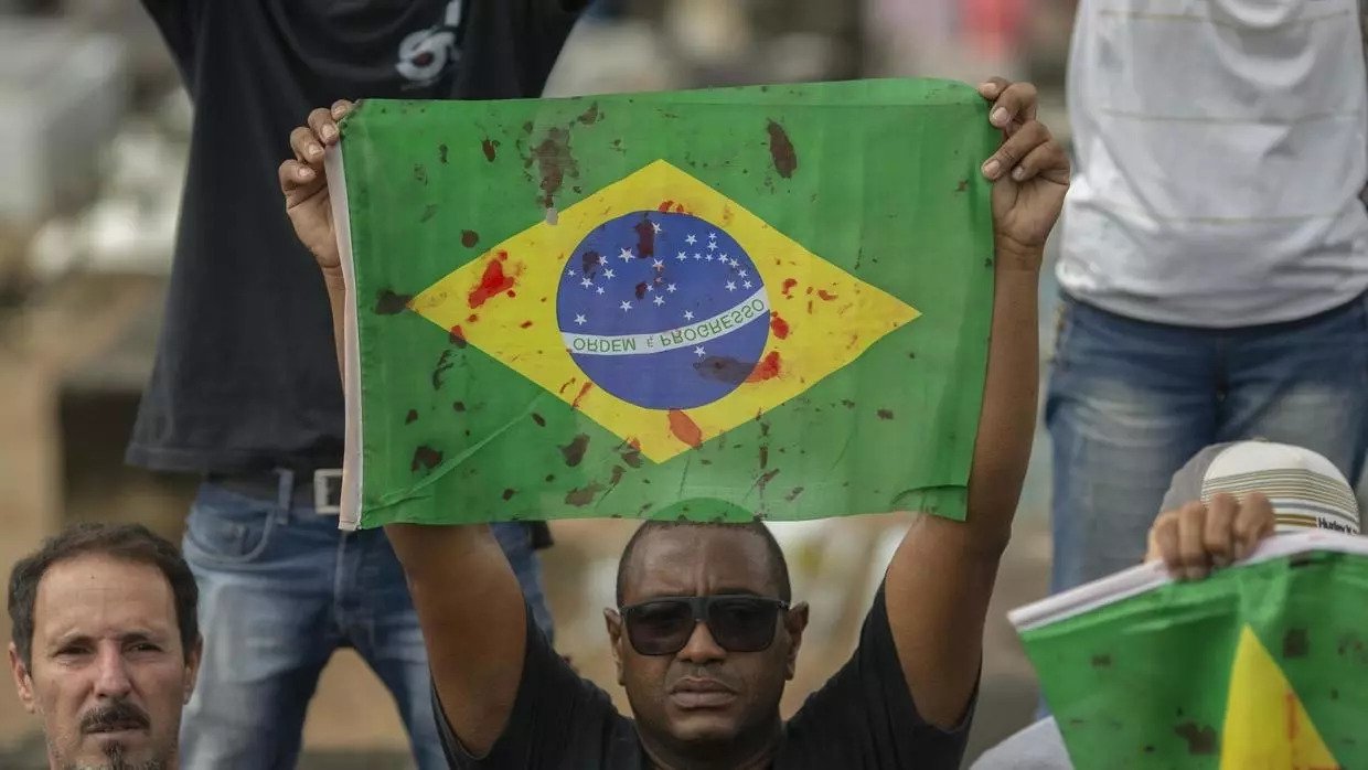 "Any project or articulation for democracy in the country requires a firm and real commitment to fighting racism. We call on the democratic sectors of Brazilian society, the institutions and people who today display emotion at the ills of racism and claim to be anti-racists: be consistent. Practice what you speak", says the text of the manifesto.