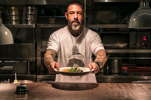 Not even major culinary figures have escaped the crisis. Chef Henrique Fogaça closed his restaurant 'Sal Gastronomia' in Vilage Mall, Barra da Tijuca, and dismissed 200 employees.