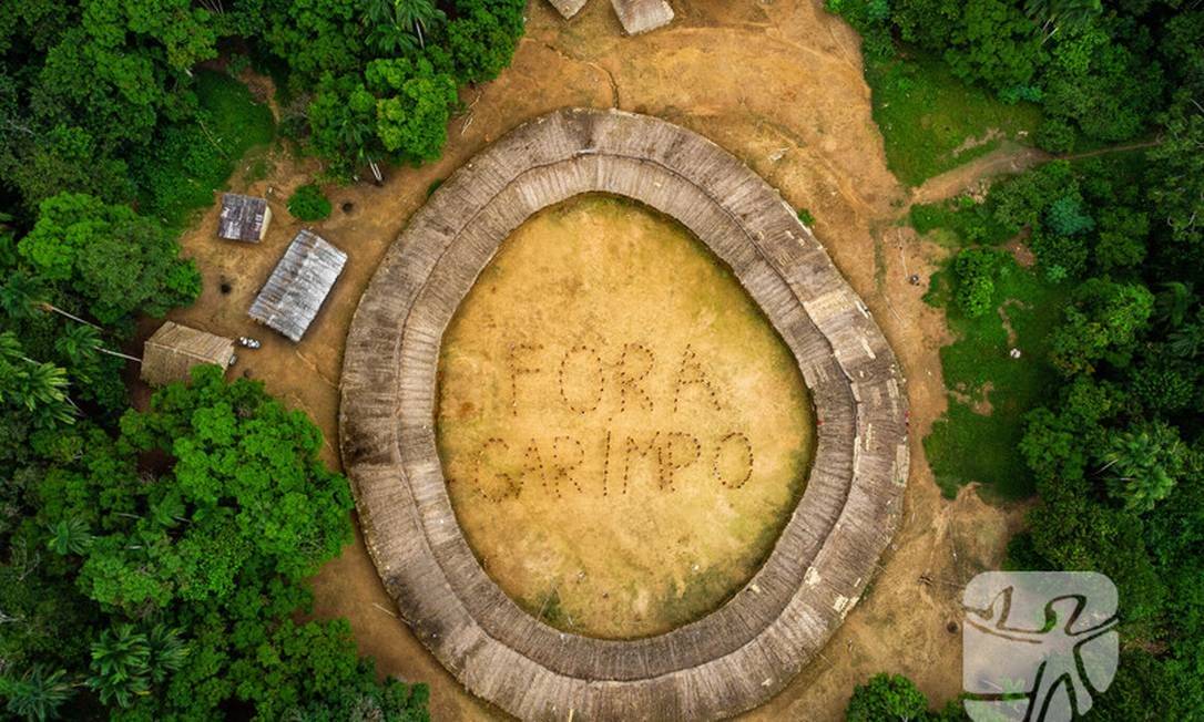 Fora Garimpo = Miners Out! (Photo internet reproduction)