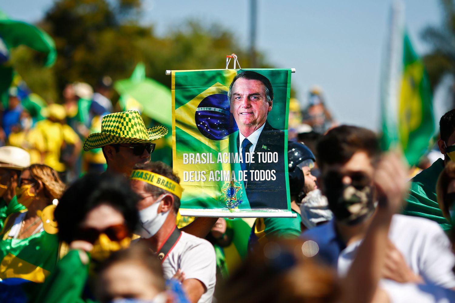 In recent years, the rise of far right-wing candidates throughout the world, Brazil included, has heightened people's distrust of democratic institutions.