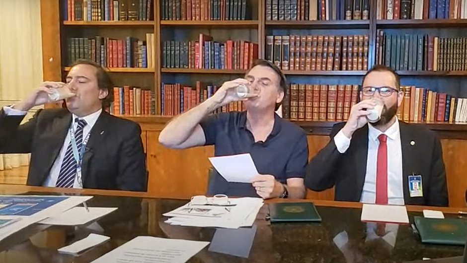 The last example was a toast the President made during one of his live broadcasts using a glass of milk as an excuse to join the "milk challenge" proposed by the Brazilian Association of Milk Producers to strengthen the sector.