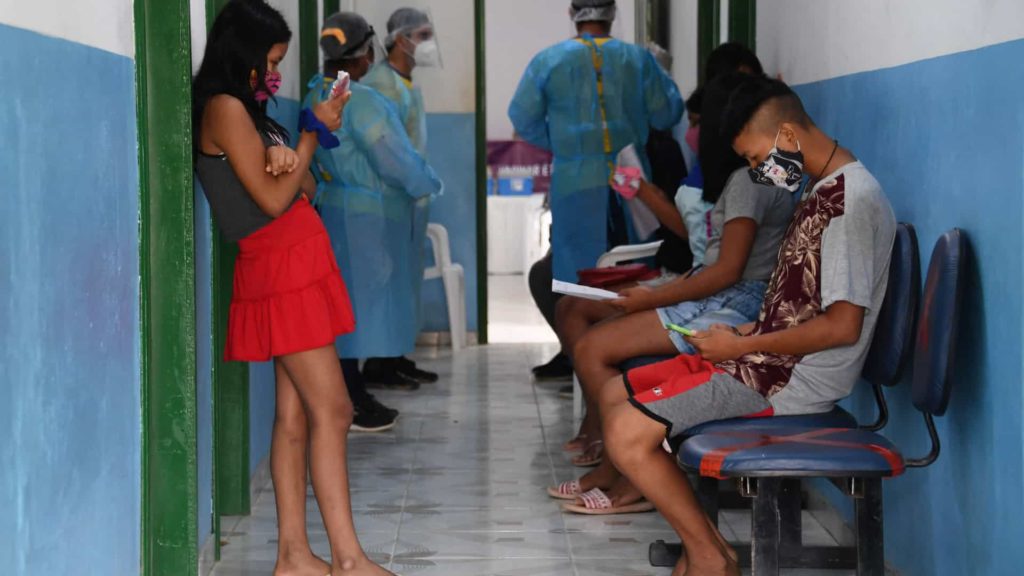 When the total number of deaths is considered, this parameter is also close: 48 percent of cases are found in the interior and 52 percent in the main cities of each state.