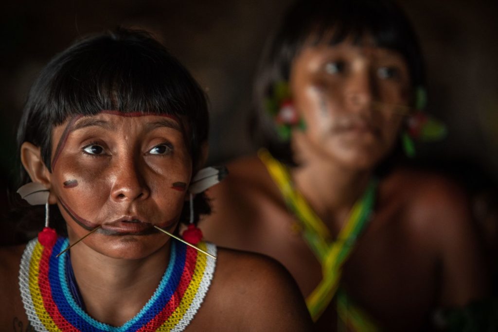 Almost half of the Yanomami (13,889 people) live in communities less than five kilometers away from a mining area, and the base poles (equivalent to health posts) that serve them have limitations on infrastructure and taking patients to other regions.