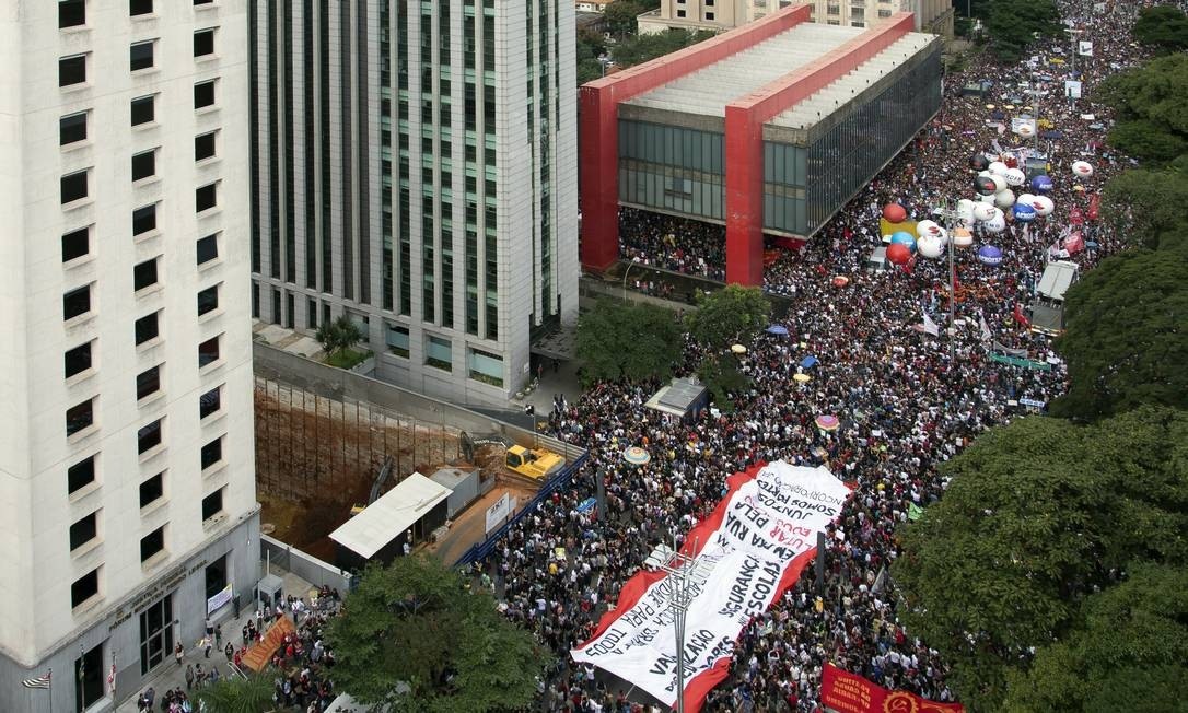 Social groups and organized soccer fans gathered Saturday afternoon to protest against racism, fascism, and President Jair Bolsonaro on Paulista Avenue. The rally started at the São Paulo Museum of Art and continued towards Paraíso neighborhood. According to State Police estimates, there were about a thousand people present.